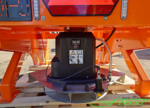 HILLTIP IceStriker 1150TR Traktoren-Kombistreuer in Orange mit Vorbefeuchtung, Streusymmetrieverstellung, Leerstandssensor und Beleuchtungskit